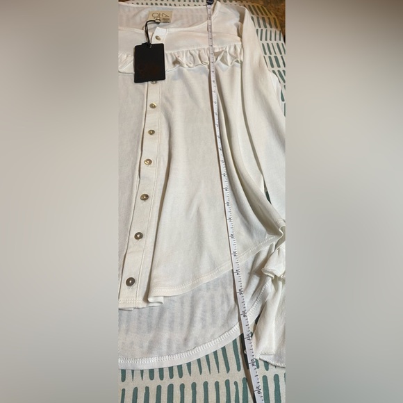 NWT CHASER LONG SLEEVE BUTTON DOWN RUFFLE TOP SIZE SMALL IN CREAM - Picture 4 of 4